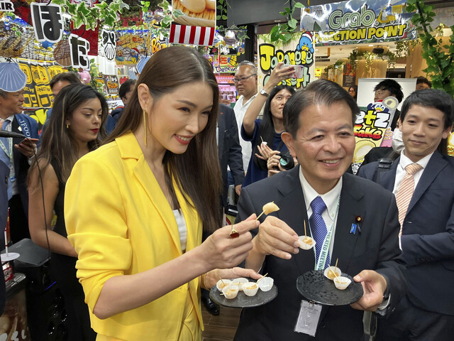 미야시타 이치로 일본 농림수산상(오른쪽)이 말레이시아 슈퍼모델 앰버 치아(왼쪽)와 함께 지난 4일 말레이시아 쿠알라룸푸르의 한 매장을 방문해 일본산 가리비의 안전과 맛을 홍보하고 있다. AP 연합뉴스