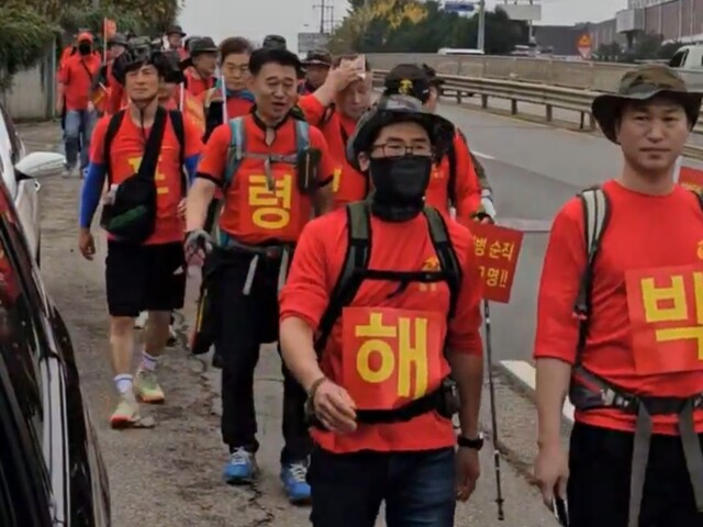 지난 4일 해병대 예비역 40여명이 1박2일 간 경기 화성시 해병대사령부에서부터 서울 용산구 국방부 인근까지 50여㎞를 행군하며 호우 피해 실종자 수색 중 순직한 채아무개 상병 사건을 수사하다 항명 등의 혐의로 기소된 박정훈 전 해병대 수사단장(대령)의 명예회복과 채 상병 사건의 진상규명을 촉구했다. 해병대 예비역 전국연대 유튜브 갈무리