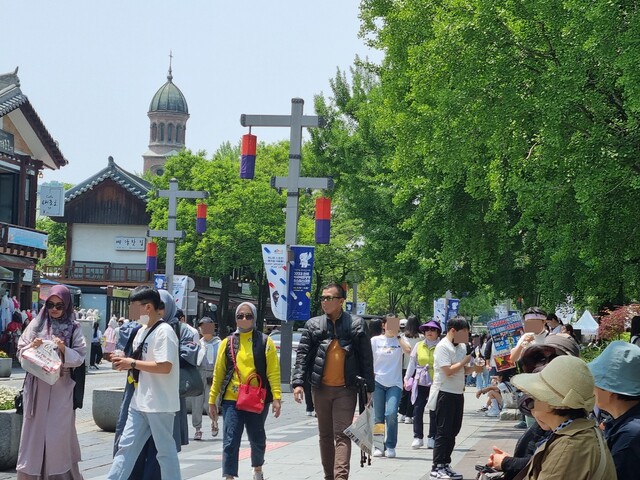 지난 6월 관광객들이 전주한옥마을을 걷고 있다. 전주시 제공