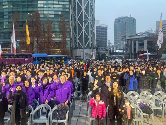 9일 오후 5시06분 서울 종로구 보신각 광장에서 열린 ‘김용균 5주기 추모대회’에 참석한 시민들이 광장을 가득 메웠다. 고경주 기자