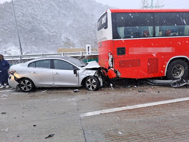 20일 오후 전북 정읍시 호남고속도로 하행선에서 10중 추돌사고가 발생했다. 전북소방본부 제공