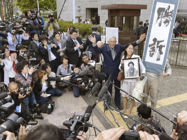 일본 정부가 미나마타병으로 숨진 어머니의 질병을 인정하지 않은 데 항의해 소송을 해온 미조구치 아키오가 2013년 4월16일 최종 승소 판결을 받은 뒤 환호하고 있다. 도쿄/교도 연합뉴스