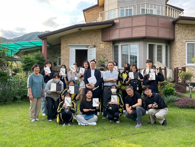 지난 19일 광주 첨단중 독서모임 학생들이 전 녹두서점 대표 김상윤(윤상원기념사업회 고문)씨가 사는 전남 담양 집을 찾아 대화를 나눴다. 김남균 교사 제공