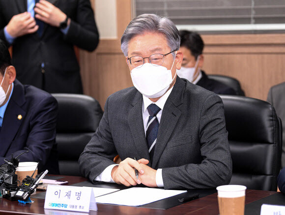 이재명 더불어민주당 대선 후보가 지난 8일 서울 종로구 한국기독교회관에서 한국교회총연합을 방문, 인사말을 하고 있다. 국회사진기자단