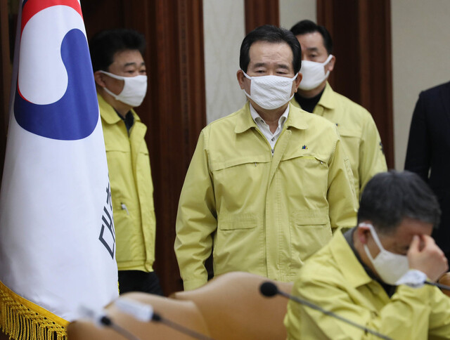 정세균 국무총리가 5일 오후 정부서울청사에서 열린 신종 코로나바이러스 감염증(코로나19) 대응 중앙재난안전대책본부 회의에 참석하기 위해 회의실로 들어서고 있다. 연합뉴스