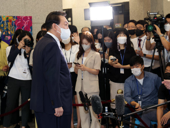 윤석열 대통령이 23일 용산 대통령실로 출근하며 기자들 질문에 답하고 있다. 대통령실사진기자단