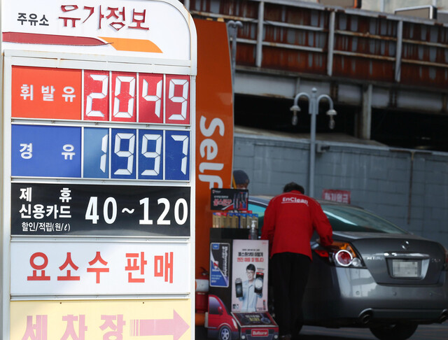 국제유가가 급등하면서 국내 기름값도 연일 고공행진을 이어가고 있다. 9일 한국석유공사 유가정보사이트 오피넷에 게시된 전국 주유소 휘발유 평균 판매 가격은 ℓ당 1887.62원을 기록했다. 2014년 3월 이후 8년 만에 최고가다. 연합뉴스