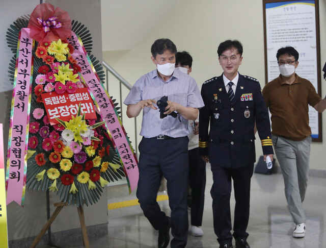 23일 오후 충남 아산 경찰인재개발원에서 열린 전국 경찰서장 회의가 끝나고 류삼영 울산 중부경찰서장(총경)이 회의장 밖으로 나오고 있다. 연합뉴스