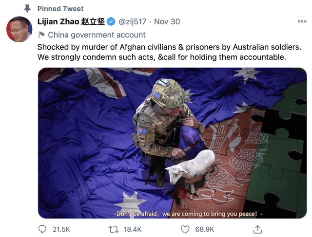 지난 11월30일 자오리젠 대변인이 트위터에 올린 ‘합성 이미지’, 호주 병사가 아프간 소년의 목에 칼을 들이댄 이 이미지가 공개된 직후 모리슨 호주 총리가 기자회견을 열어 사과를 요구했으나, 중국 외교관들은 일축했다. 트위터 갈무리
