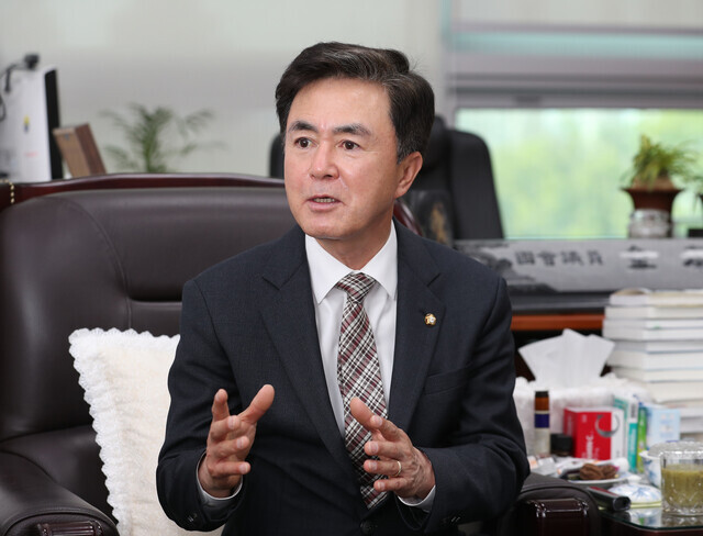 김태흠 의원이 지난해 4월 한겨레와 인터뷰하고 있다. 강창광 선임기자 chang@hani.co.kr