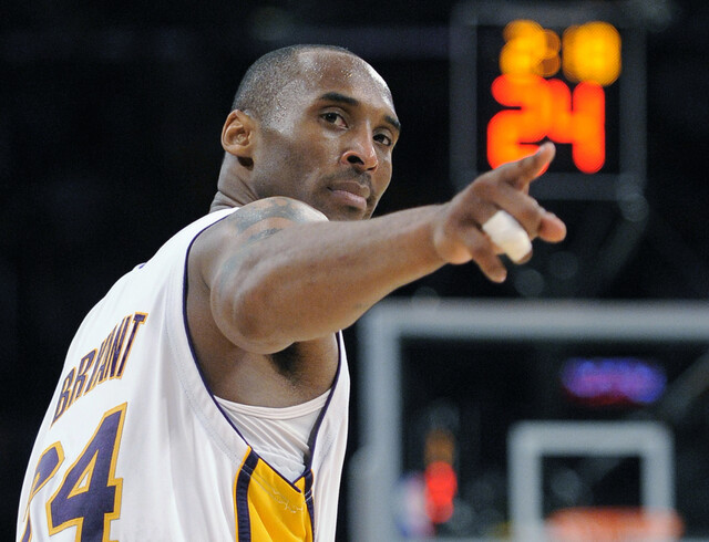 코비 브라이언트가 2009년 미프로농구협회(NBA) 엘에이(LA) 레이커스에서 뛰던 모습. AP 연합뉴스
