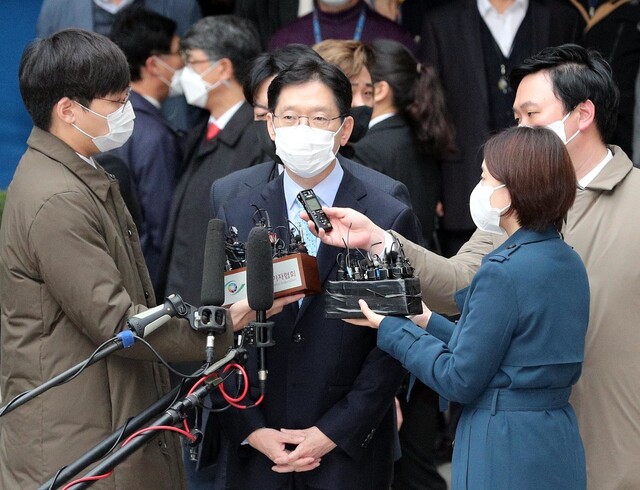 김경수 경남지사가 6일 오후 서울 서초구 서울고등법원에서 열린 항소심 선고 공판에서 실형을 선고받고 법원을 나서며 취재진의 질문에 답변하고 있다. 김봉규 선임기자 bong9@hani.co.kr