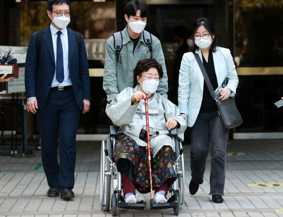 일본군 ‘위안부’ 피해자들이 일본 정부를 상대로 제기한 두 번째 손해배상 소송 선고공판이 열린 21일 오전 서울 서초구 서울중앙지법에서 이용수 할머니가 공판을 마치고 법원을 나서고 있다. &lt;연합뉴스&gt;