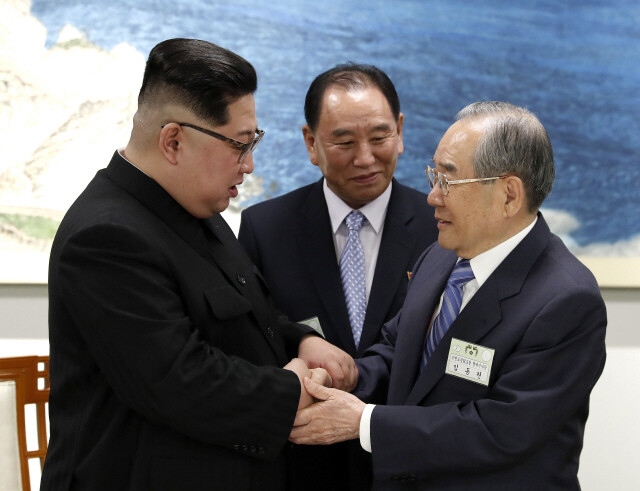 2018년 4월27일 판문점 공동경비구역 남쪽 구역 ‘평화의 집’에서 치러진 남북정상회담 ‘환영만찬’ 때 정상회담 자문단장인 임동원 한반도평화포럼 명예이사장(오른쪽)과 김정은 국무위원장(왼쪽)이 손을 맞잡고 이야기를 나누고 있다. 가운데는 김영철 당시 조선노동당 중앙위 통일전선부장. 청와대 제공