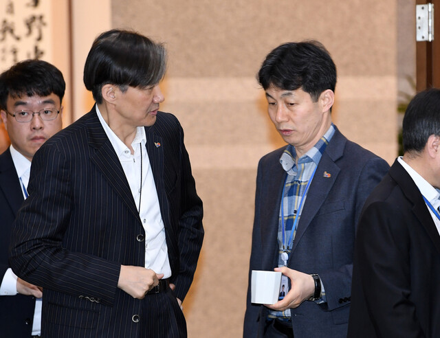 조국 청와대 민정수석이 2019년 4월1일 오전 청와대 여민관에서 열린 수석·보좌관 회의에 앞서 윤건영 국정기획상황실장과 대화를 나누고 있다.