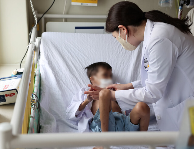 신유림(오른쪽) 세브란스병원 심장혈관외과 교수가 병동에서 미카엘의 상태를 확인하고 있다