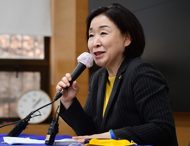 정의당 심상정 대선 후보가 19일 서울대 관악캠퍼스 사회과학관에서 열린 대선후보 초청 토크 콘서트에서 학생들의 질문에 답하고 있다. 공동취재사진