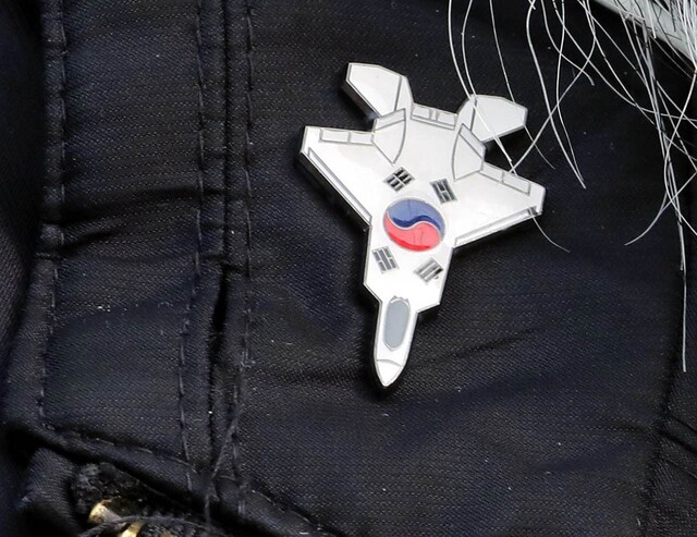 성추행을 당한 뒤 극단적 선택을 한 공군 고 이예람 중사의 아버지가 지난해 11월18일 오전 서울 청와대 앞 분수대에서 1인시위를 시작할 당시 입은 옷깃엔 거꾸로 달린 공군 배지가 붙어 있었다. 딸이 생전에 임관하면서 공군으로부터 받은 배지다. 윤운식 선임기자 yws@hani.co.kr
