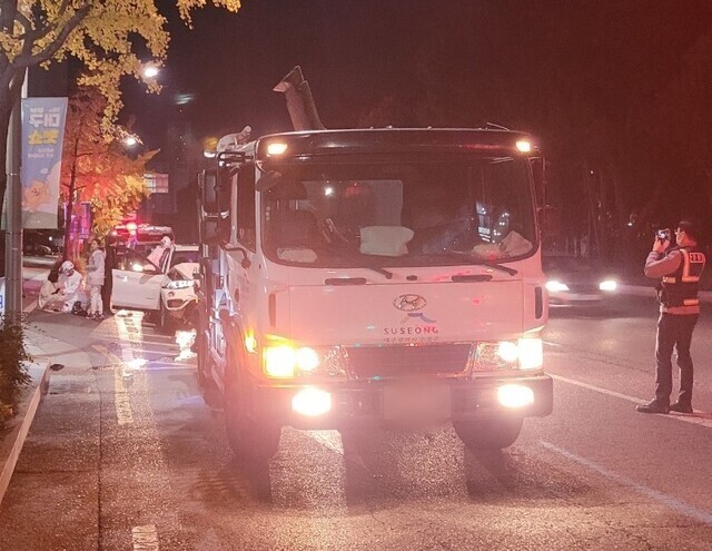 지난해 11월6일 새벽 대구 수성구 범어동에서 경찰과 119구조대원들이 음주 교통사고 현장을 수습하고 있다. 대구소방안전본부 제공