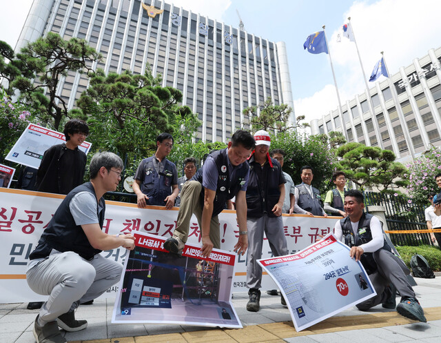 전국건설노동조합 조합원들이 3일 오전 서울 서대문구 경찰청 앞에서 기자회견을 열어 한국토지주택공사(LH) 발주 아파트 부실시공과 관련해 책임자 처벌 등을 촉구한 뒤 불법건설현장을 부수는 행위극을 하고 있다. 신소영 기자 viator@hani.co.kr