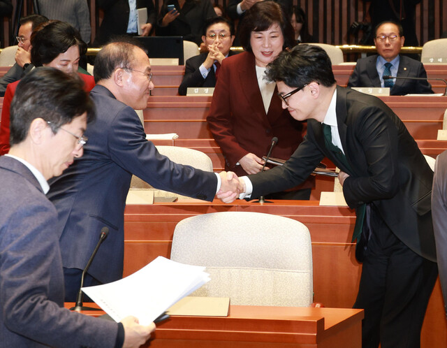 한동훈 법무부 장관(오른쪽)과 윤재옥 국민의힘 원내대표가 지난 6일 국회 예결위 회의장에서 열린 국민의힘 정책 의원총회에서 악수하고 있다. 연합뉴스