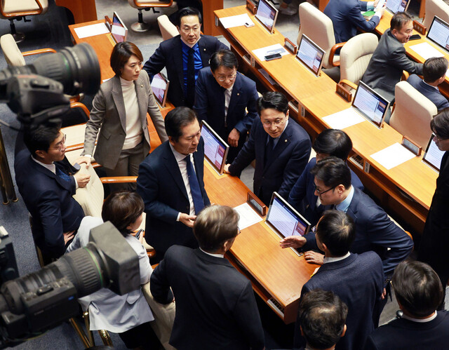 9일 오후 국회 본회의장에서 이재명 대표를 비롯한 더불어민주당 의원들이 대화하고 있다. 연합뉴스