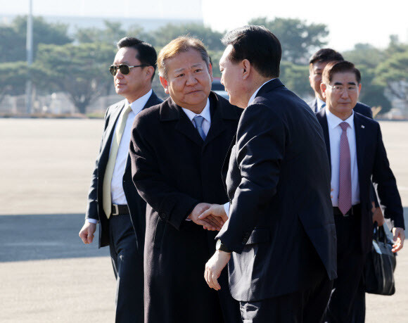 영국을 국빈방문하는 윤석열 대통령이 20일 경기 성남시 서울공항에서 출국에 앞서 배웅을 나온 이상민 행정안전부 장관과 인사하고 있다. 연합뉴스