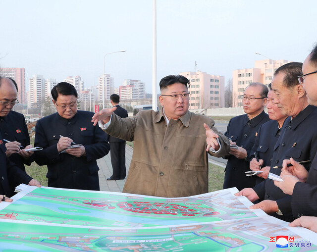 김정은 조선노동당 총비서 겸 국무위원장이 “보통강 강안 다락식 주택구 건설 공사장 현지를 또다시 돌아보셨다”고 1일 <노동신문>과 <조선중앙통신>이 보도했다. <조선중앙통신> 연합뉴스