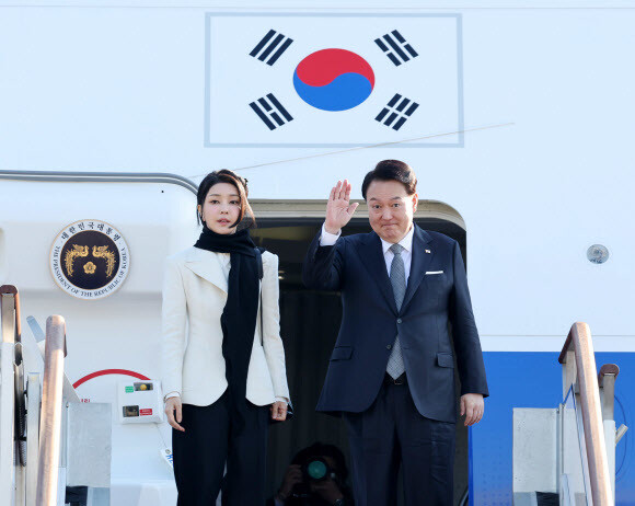 영국을 국빈방문하는 윤석열 대통령과 부인 김건희 여사가 20일 경기 성남시 서울공항에서 전용기인 공군 1호기에 올라 출국 인사를 하고 있다. 연합뉴스