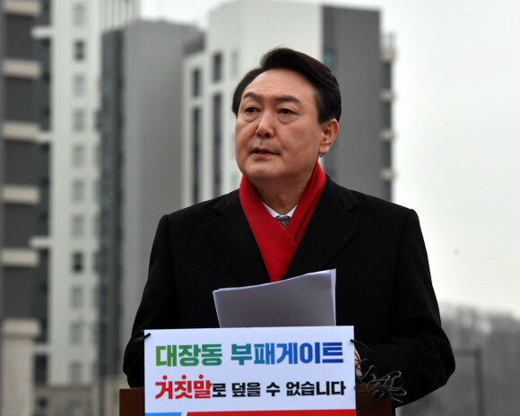 국민의힘 윤석열 대선 후보가 27일 오후 경기 성남 분당구 대장동 현장을 방문해 특검 수사를 촉구하는 기자회견을 하고 있다. 공동취재사진