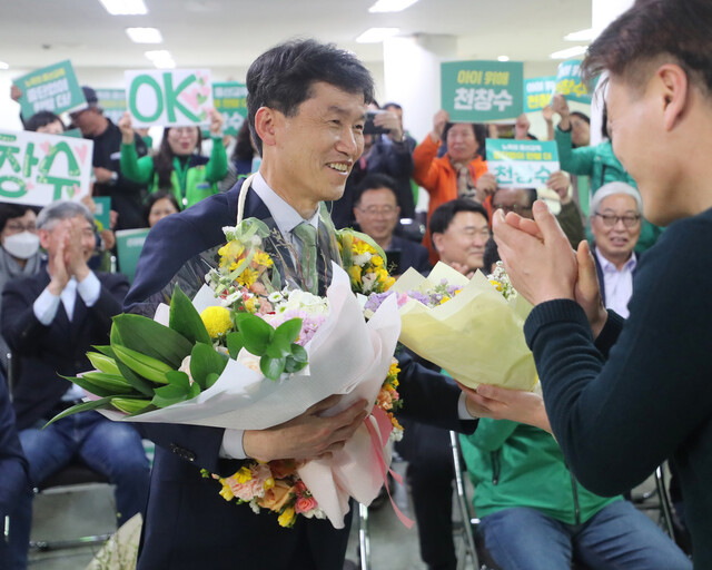 천창수 울산시교육감 보궐선거 후보가 6일 오전 울산시 남구 자신의 선거사무소에서 당선이 확실시되자 꽃다발을 받으며 기뻐하고 있다. 연합뉴스