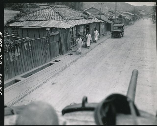 1950년 7월 20일 마을을 통과하며 전진하고 있는 미군 탱크. 사진 국가기록원 제공