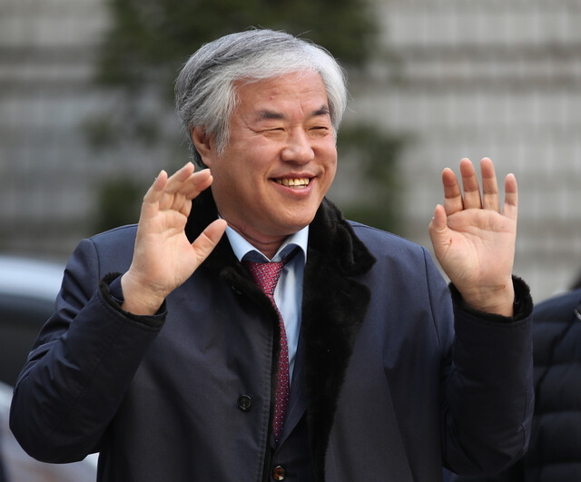 전광훈 목사가 24일 오전 서초구 서울중앙지법에서 열린 구속 전 피의자 심문(영장실질심사)에 출석하며 여유를 보이고 있다. 연합뉴스