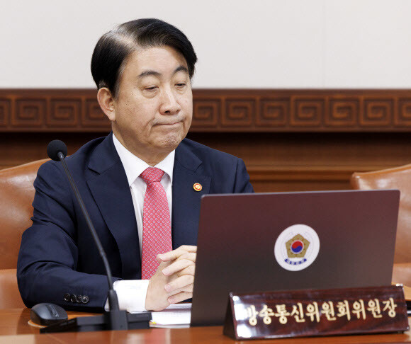 이동관 방송통신위원회 위원장이 1일 서울 종로구 정부서울청사에서 열린 임시 국무회의에 참석해 있다. 연합뉴스