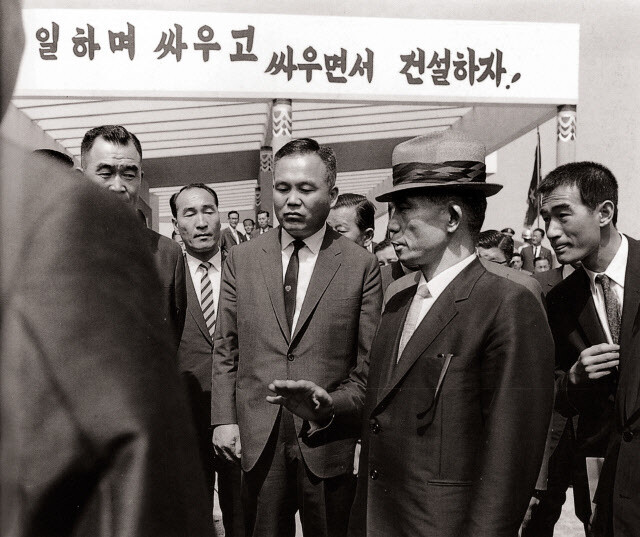 1968년 5월11일 박정희 대통령이 경부고속도로 기공식에 참석해, 공사를 책임진 경제 관료와 건설사 임원들에게 뭔가를 얘기하고 있다. 박 대통령은 절대 권력을 활용해 관료들의 열정과 충성을 잘 끌어냈다. 정부기록사진집