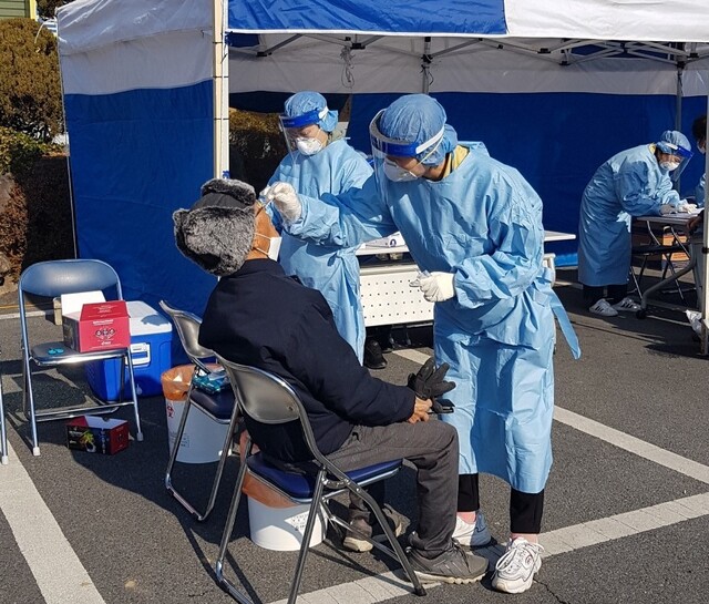 지난 6일 경북 김천시보건소 선별진료소에서 주민들이 코로나19 검사를 받고 있다. 김천시 제공