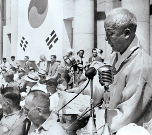 1948년 8월15일 중앙청 광장에서 대한민국 정부 수립을 선언하는 이승만 초대 대통령. 한겨레 자료사진