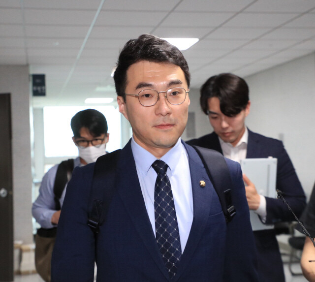 지난달 31일 서울 여의도 국회 의원회관에서 더불어민주당을 탈당한 김남국 의원이 의원실을 나서고 있다. 공동취재사진