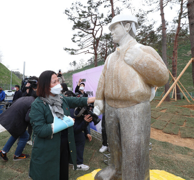 2021년 4월28일 충남 태안화력발전소 정문 앞에서 고 김용균 노동자의 어머니 김미숙 김용균재단 대표 등 참석자들이 ‘청년비정규직 고 김용균 추모조형물 제막식’을 하고 있다. 코로나19를 통과하면서 비정규직이 ‘추세적 증가’ 쪽으로 들어선 것인지에 촉각이 쏠린다. 한겨레 강창광 선임기자