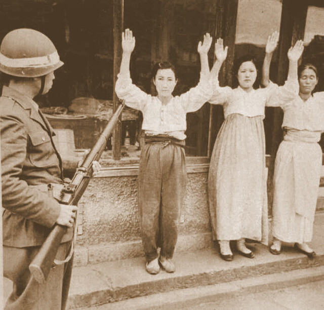 1948년 10월 여순사건 때 진압군이 민간인을 검문하고 있는 장면. 여수지역사회연구소 제공&nbsp;