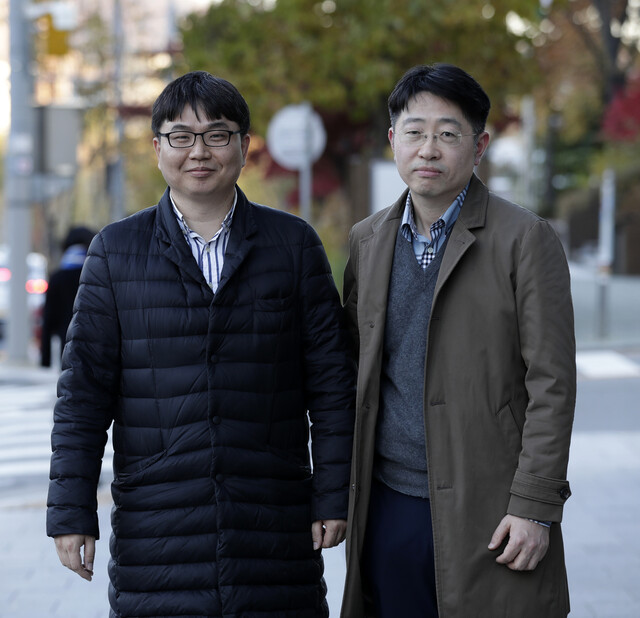 ‘대통령 욕설, 일본 불매운동 비하’와 관련해 내부고발했다가 해고당한 &lt;경기방송&gt; 윤종화 기자(왼쪽)와 노광준 피디가 지난 22일 오후 서울 서초구 양재동의 한 카페에서 &lt;한겨레&gt;와 인터뷰를 하고 있다. 김명진 기자 littleprince@hani.co.kr