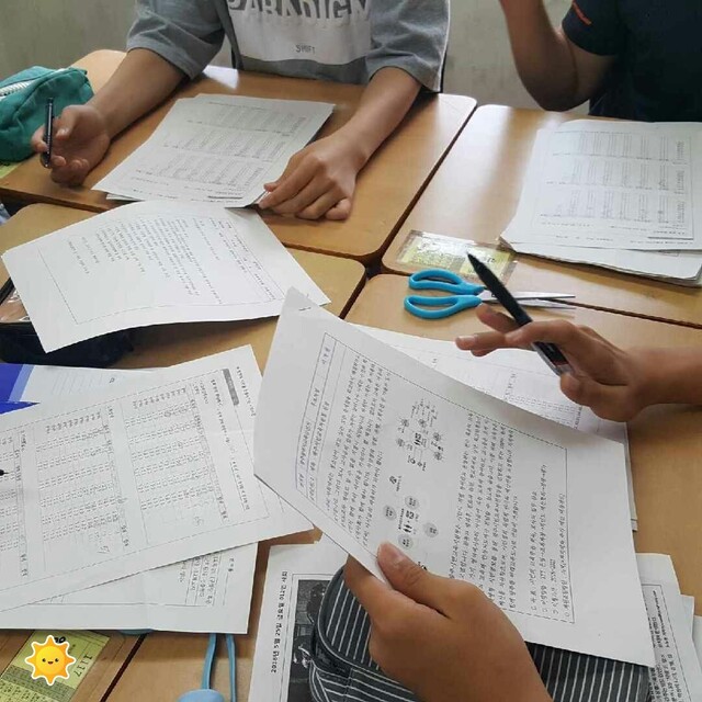 지난 2018년 지방선거에서 사단법인 징검다리교육공동체에서 주관한 모의선거 교육에 참여한 학생들이 후보자들의 공약 등을 읽고 토론을 벌이고 있는 모습. 징검다리교육공동체 제공
