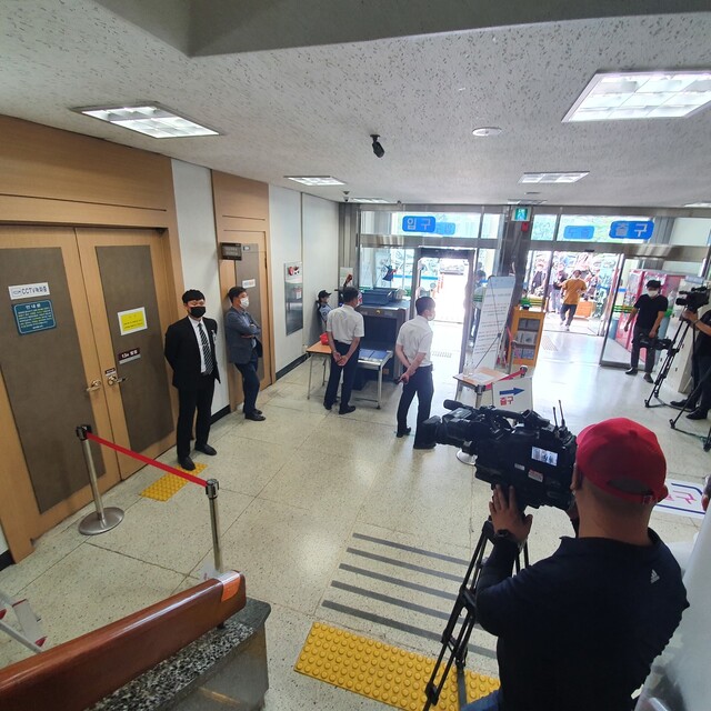 21일 오후 대구지방법원 13호 법정에서 고 최숙현(22) 선수를 폭행한 혐의를 받고 있는 트라이애슬론팀 김아무개(42) 감독의 구속 전 피의자 심문(영장실질심사)이 열리고 있다.