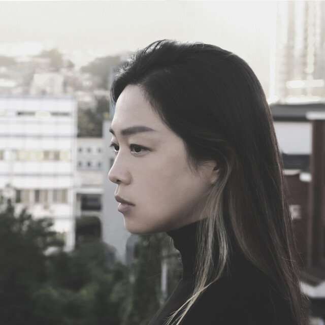 3집 앨범 &lt;청파소나타&gt;를 발표한 가수 정밀아. 서울 용산구 청파동을 배경으로 담은 사진이다. 금반지레코드 제공