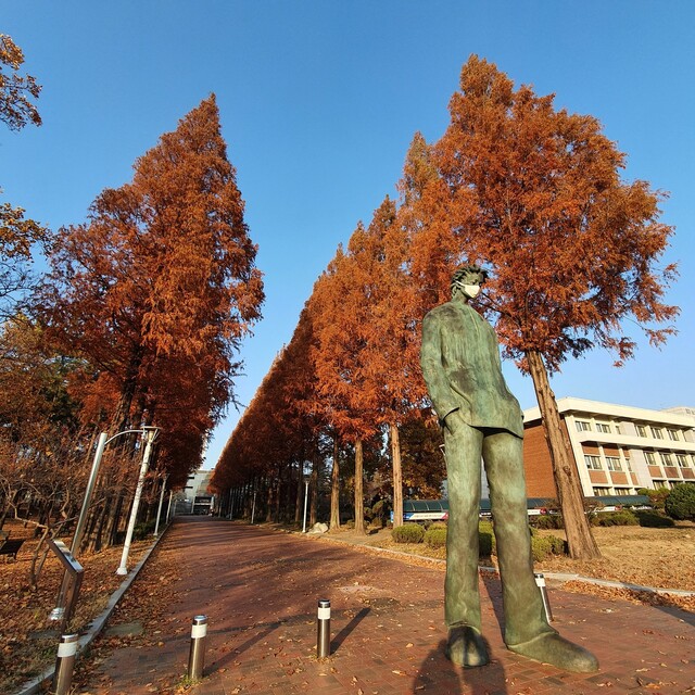 지난 15일 오후 경북 경산시 영남대학교 중앙도서관 앞 동상에 마스크가 씌워져 있다.