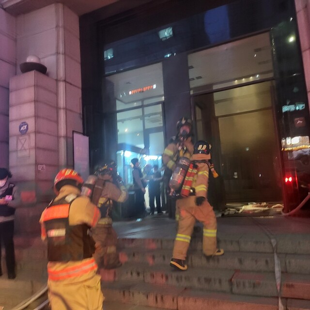 화재가 발생한 노원구 목욕탕에서 소방이 화재를 진압하고 있다. 연합뉴스