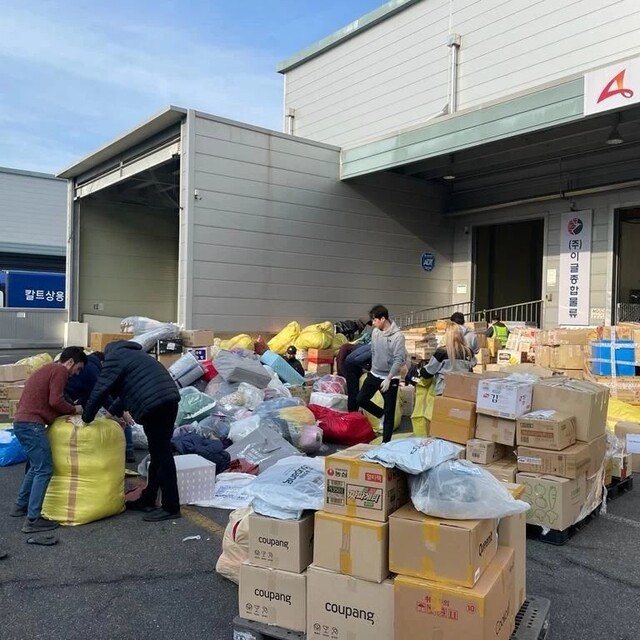 지난 12일 인천 중구의 물류센터 앞에 튀르키예로 보내는 구호물품 상자가 쌓여있다. 주한튀르키예대사관 에스엔에스(SNS) 갈무리
