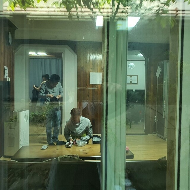 2021년 4월30일 오후 광주시 남구 방림동 최중증 발달장애인 지원 주택에서 전담인력과 생활하고 있다. 정대하 기자