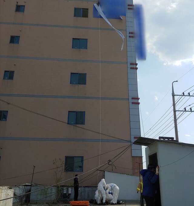 119구급대원들이 지난 6일 오후 대구 서구 비산동 요양원 건물에서 떨어진 노동자에게 응급처치를 하고 있다. 대구소방안전본부 제공