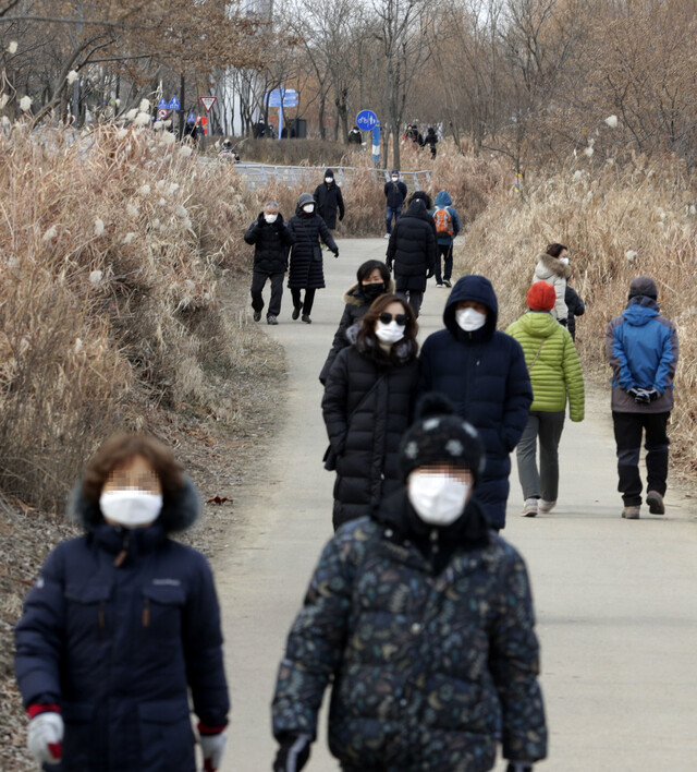 5인 이상 사적 모임 금지가 전국으로 확대되기 하루 전인 3일 오후 추운 날씨임에도 서울 영등포구 양화한강공원에서 시민들이 거리를 두며 산책하고 있다. 김혜윤 기자 unique@hani.co.kr